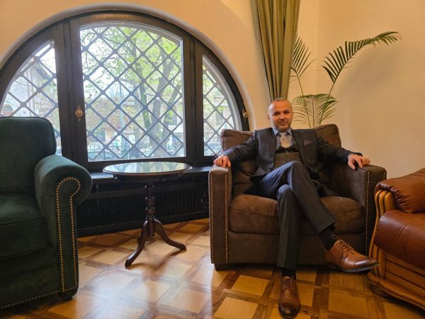 Eduard Petrescu, expert în strategie locală de marketing, prezintă beneficiile campaniilor cu steaguri direcționale oferite de EKO Group pentru afacerile B2B